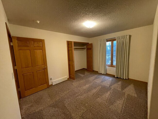 Building Photo - Spacious Duplex near Manhattan Country Club!