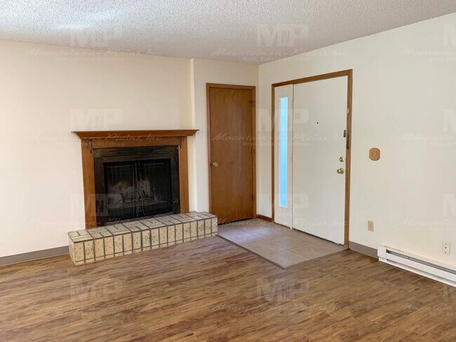 Building Photo - 531-533 Strachan Dr