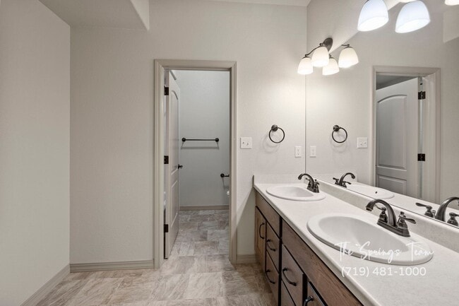 Building Photo - BEAUTIFUL 4BD + OFFICE MAIN-LEVEL LIVING H...