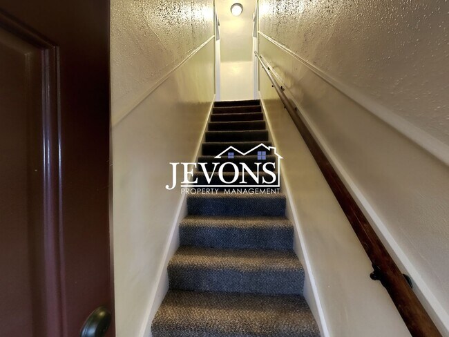 Building Photo - Make yourself at home in this apartment lo...