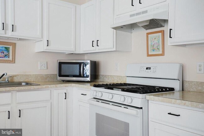 Building Photo - 16 High Meadows Dr