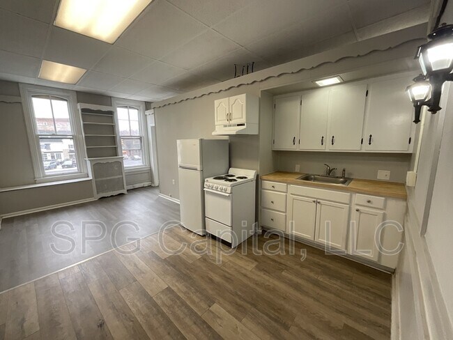 Building Photo - 8-12 Center Square