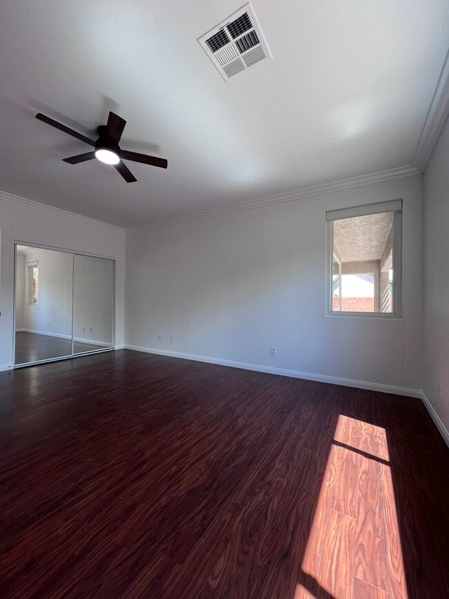 Building Photo - Stunning 4-Bed 3 Car Garage Gated Single S...