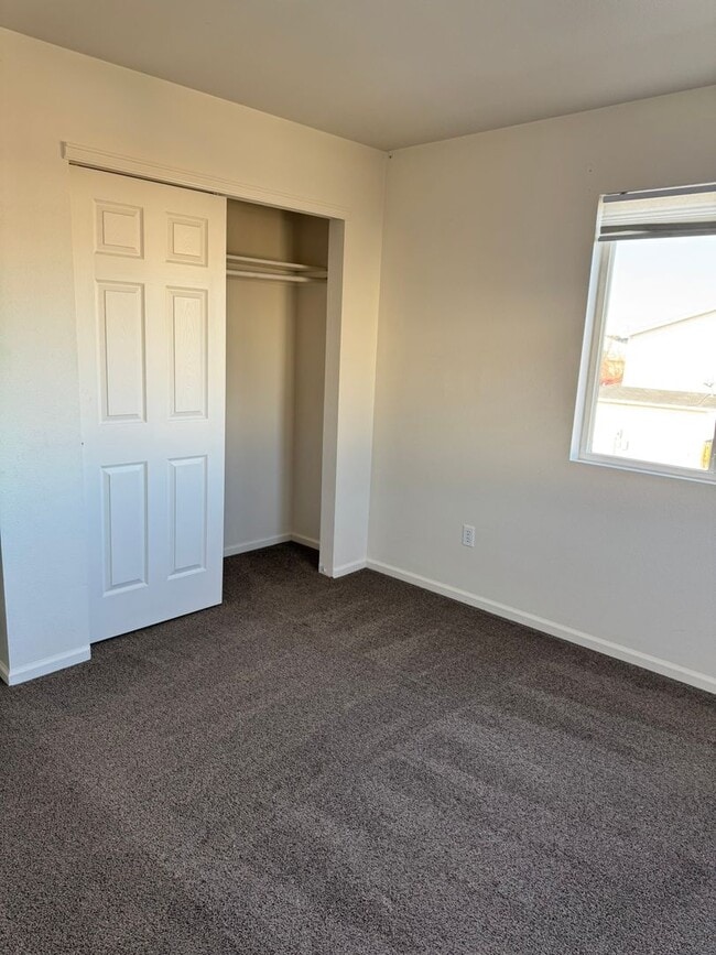 Building Photo - Corner Lot Townhouse, newly painted, new carpet