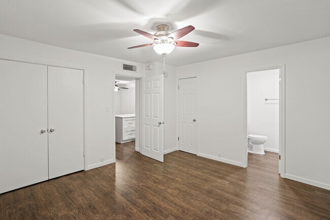 Building Photo - 2121 Fountain View Dr