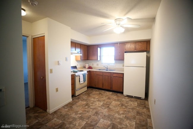 Building Photo - 1 br, 1 bath  - Lancaster Senior Apartments