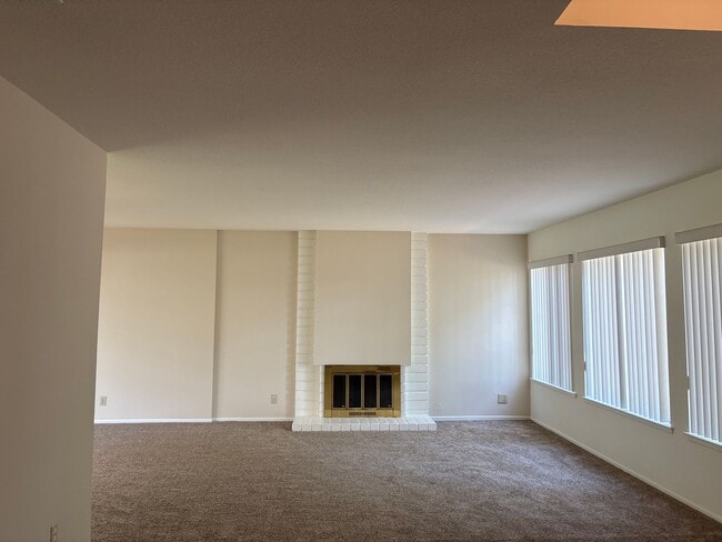 Building Photo - Spacious 5 bedroom 2 1/2 bathroom Westpark...