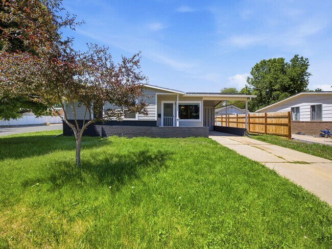 Building Photo - Updated 3 Bed Home with Vaulted Ceilings, Solar Panels & Large Corner Lot