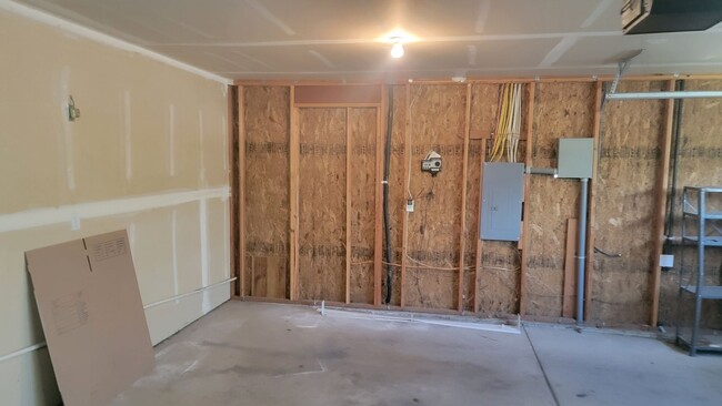 Building Photo - 3 Bedroom 2 Bath Home In North Spokane