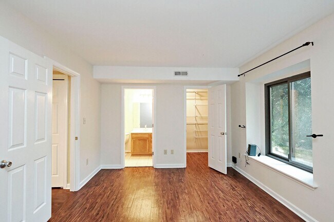 Building Photo - 1011 Highlands Dr