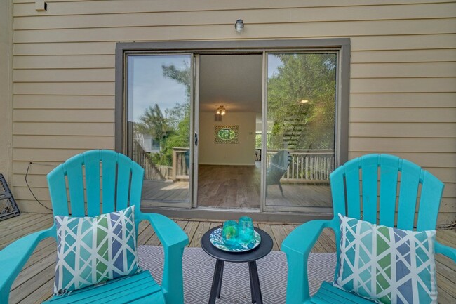 Building Photo - Ready NOW! 1 Block from the Bay! Pet Frien...