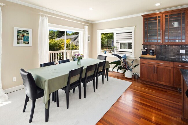 Building Photo - Gorgeous Big Ravenna Home in Seattle