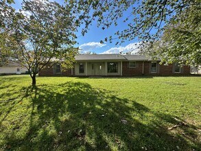 Building Photo - Single Family home in Greenhill Area!