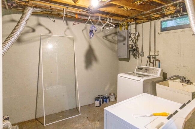 Building Photo - 3 Bedroom, 2 Bathroom home with Finished B...