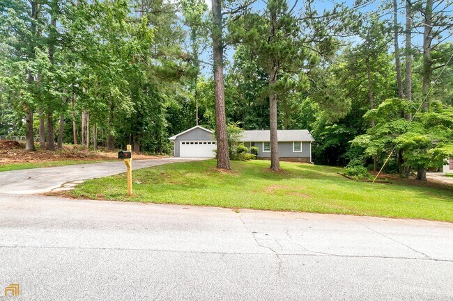 Building Photo - 58 Fair Oaks Dr SE