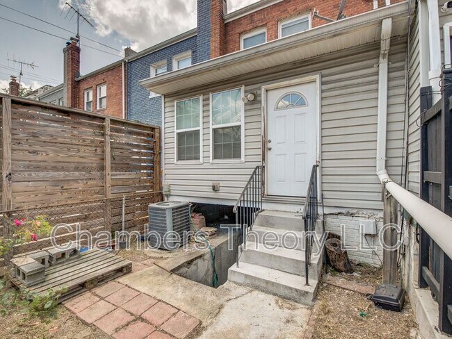 Building Photo - 1417 Downing St NE