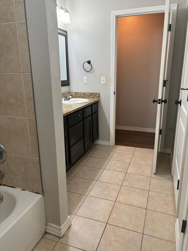 Building Photo - 3-Bedroom Home with Fully Fenced Backyard