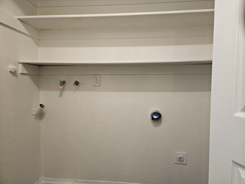 washer dryer closet - 3204 W St