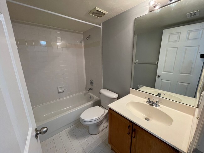 Building Photo - ANNUAL RENTAL - PINE HAVEN-2 BED/2 BATH --...