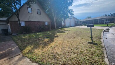 Building Photo - 5519 NW Eisenhower Dr