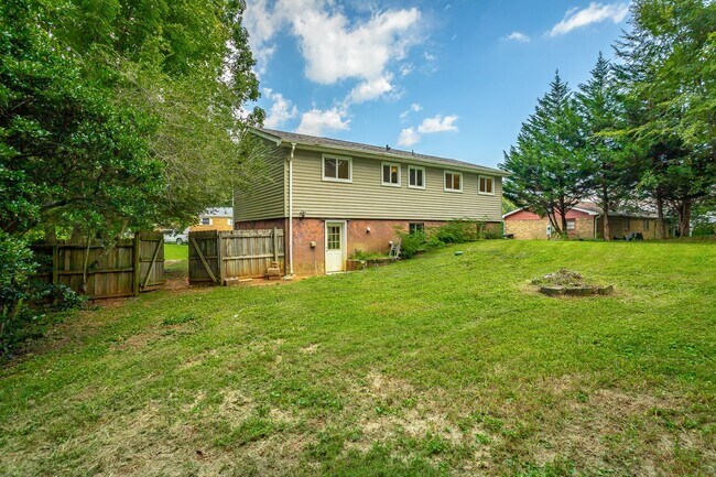 Building Photo - Spacious House in Hixson