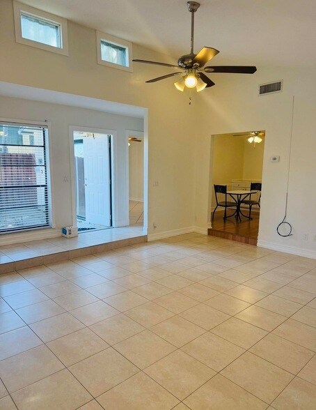 Building Photo - 1005 Manor Dr