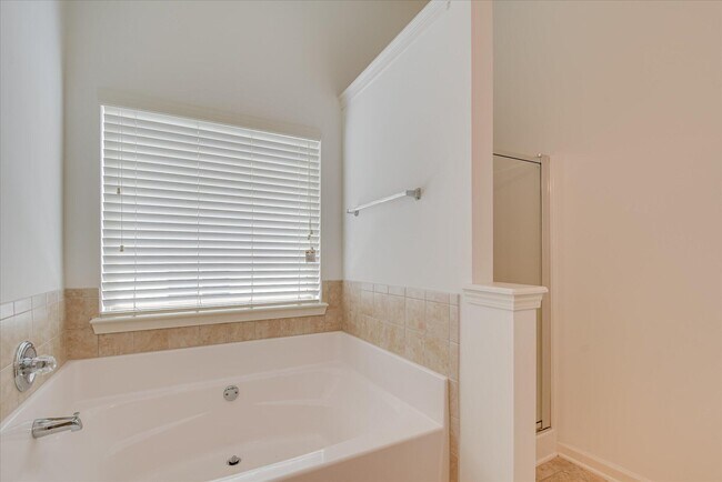 Building Photo - 476 Lory Ln
