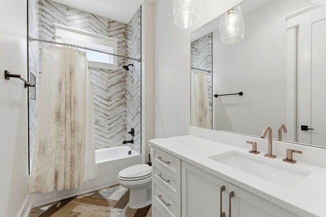 Building Photo - 1708B 15th Ave S