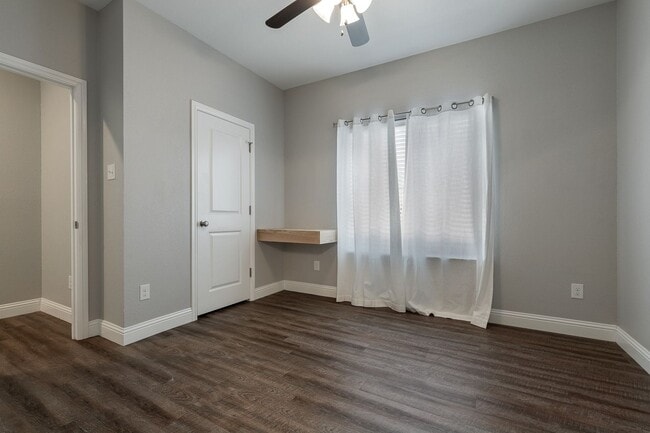 Building Photo - * MOVE IN SUMMER 6/29/2026* 6 Bed 4 Bath H...