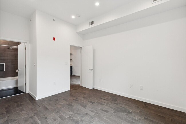 Building Photo - 2028 E Fletcher St