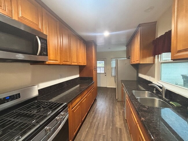 Building Photo - SPACIOUS & CLEAN HOUSE! OFF 5th & K St: Upgraded 3BR 1BA w/Large yard & 2 car garage!