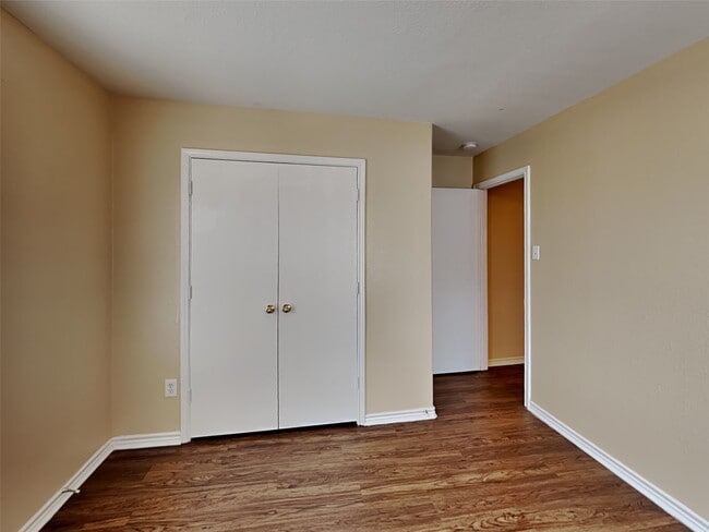 Building Photo - 226 Golden Oak Dr