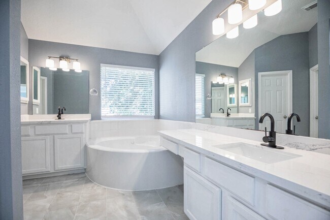 Building Photo - 18135 Somerset Knolls Ct