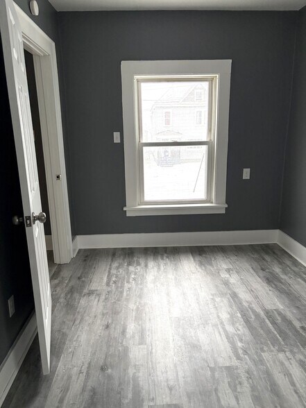 Building Photo - 313 E 7th St