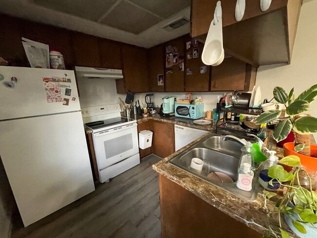 Building Photo - Wonderful secluded location in West Davis.