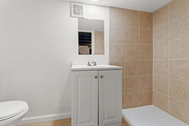 Building Photo - SCORE 1ST MONTH'S RENT FREE IF SIGNED BY DEC 19! Beautiful 2 Bedroom home in South side available...