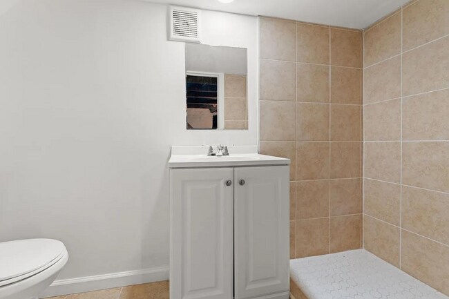 Building Photo - SCORE 1ST MONTH'S RENT FREE IF SIGNED BY DEC 24! Beautiful 2 Bedroom home in South side available...