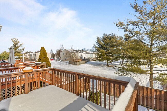 Building Photo - Beautifully maintained END UNIT townhouse in Robin meadows ready for you now!
