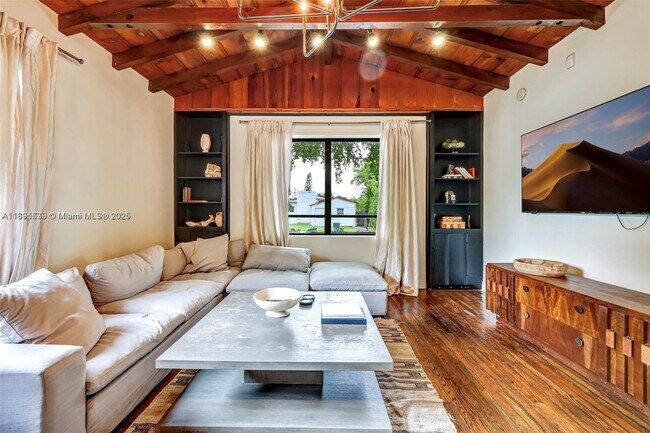 Building Photo - 991 NE 82nd St