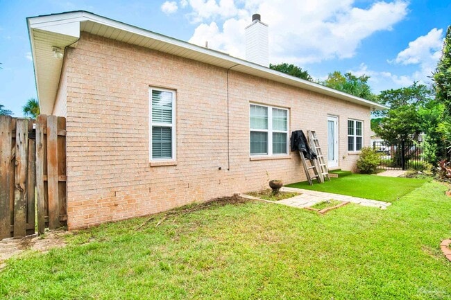 Building Photo - 1192 Longwood Dr