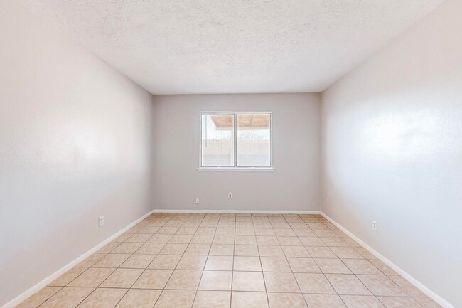 Building Photo - Taylor Ranch 4/BD 2/BA 2/CG