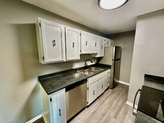 Building Photo - "Charming 2-Bed Condo in Golden, CO - Cozy Living!"