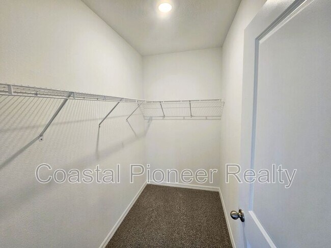 Building Photo - 32520 Weathered Oak Dr