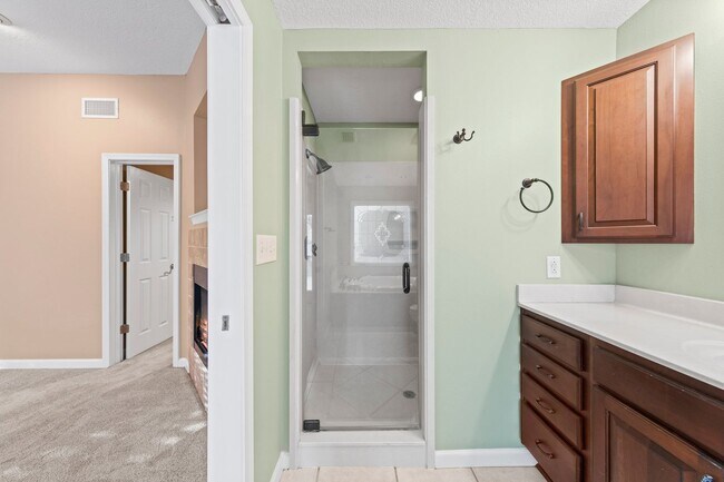 Building Photo - Pet Friendly!  Ideal location to Eglin AFB!!