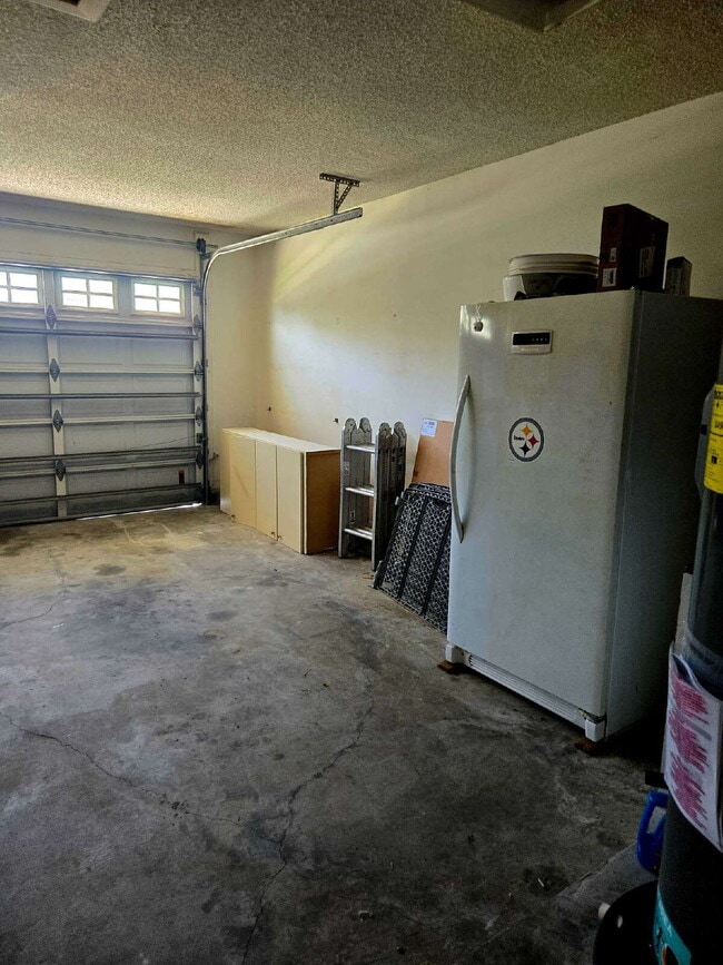 Building Photo - 4/2 Pool Home with pool service included