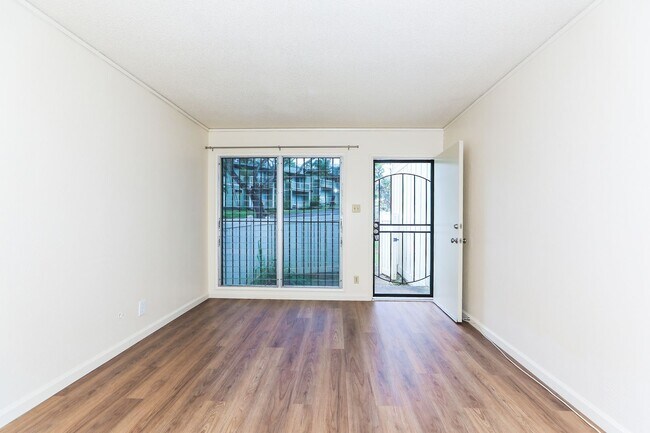 Building Photo - Ridgeway - Renovated two story, 2 bedroom, 1 bath with 1 uncovered parking stall