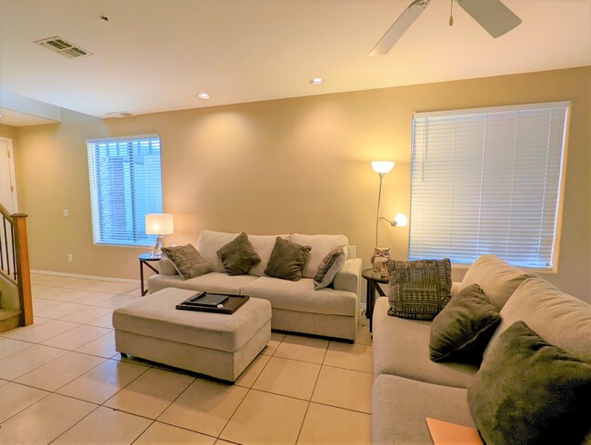 Building Photo - 2241 E Pinchot Ave