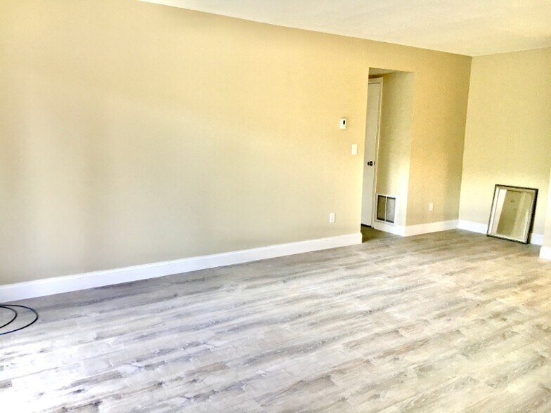 Building Photo - 52 Shrewsbury Green Dr
