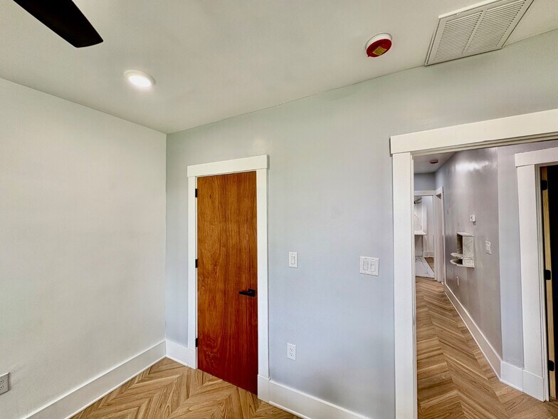 Building Photo - 5834 Phillips Ave