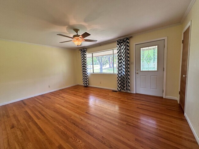 Building Photo - Exclusively Offered By Muse Realty Rentals...